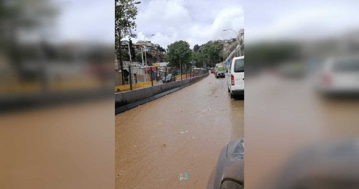 Calle inundada tras falla de tubería
