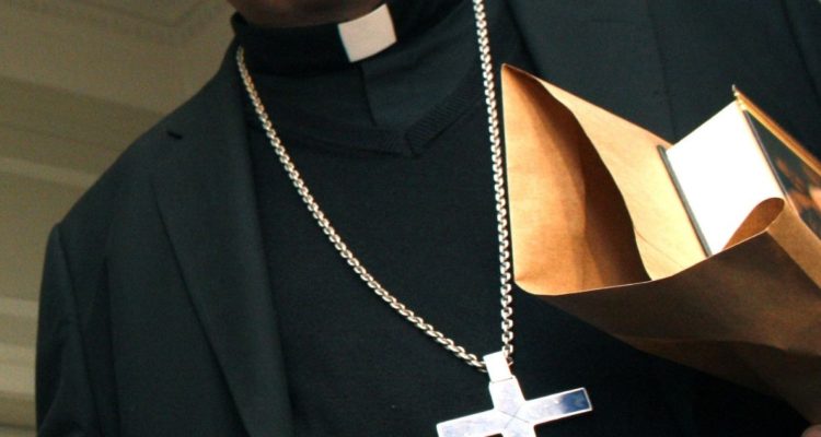 EXPULSIÓN DE SACERDOTE