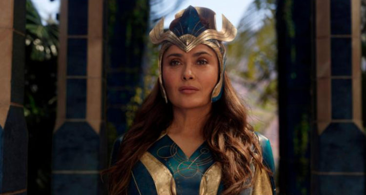 La actriz aparece vestida como su personaje en la película.