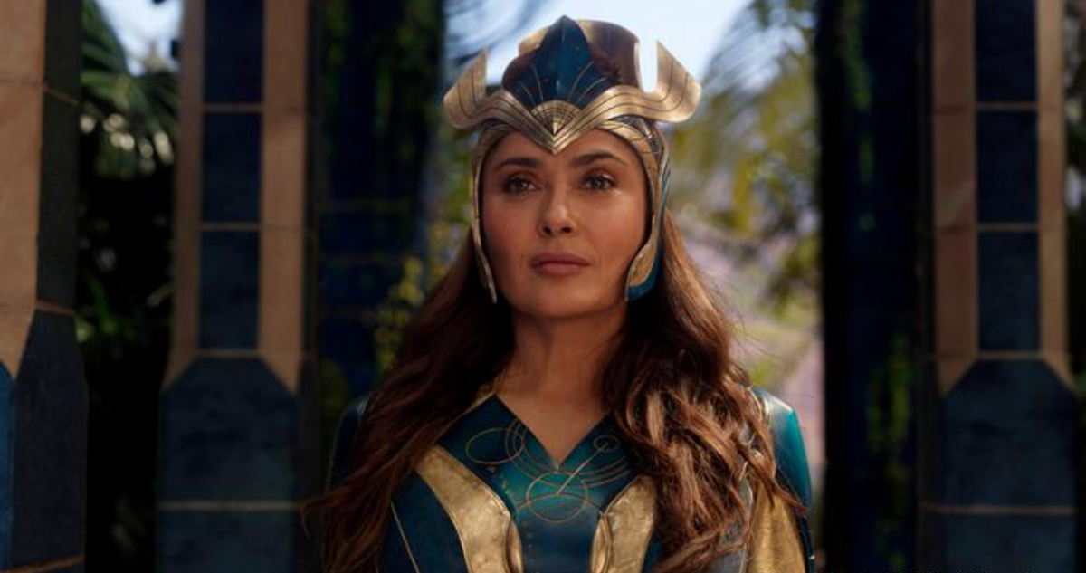 La actriz aparece vestida como su personaje en la película.
