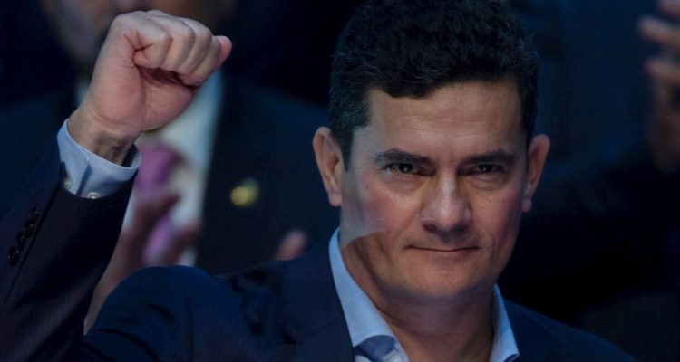 Sergio Moro alzando un puño.