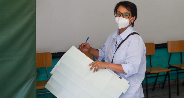 Siguen las complicaciones para Karina Oliva: Servel la denunciará ante el Ministerio Público