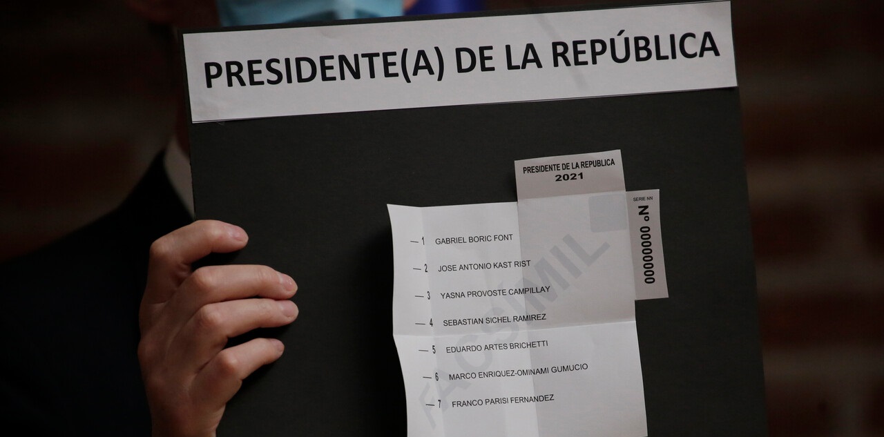 Una papeleta para las elecciones presidenciales de este domingo 21 en Chile.