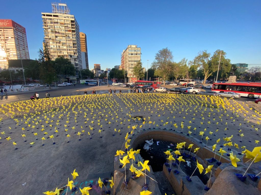 Sichel inicia cierre de campaña con instalación de cientos de remolinos en Plaza Baquedano