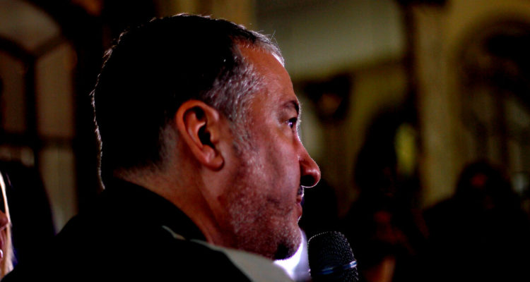 Spencer Tunick revela las dos razones por las cuales no ha podido volver a hacer desnudos en Chile