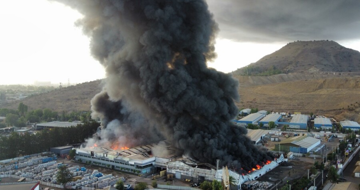 Suben a seis las comunas con suspensión de clases por gigantesco incendio en Quilicura