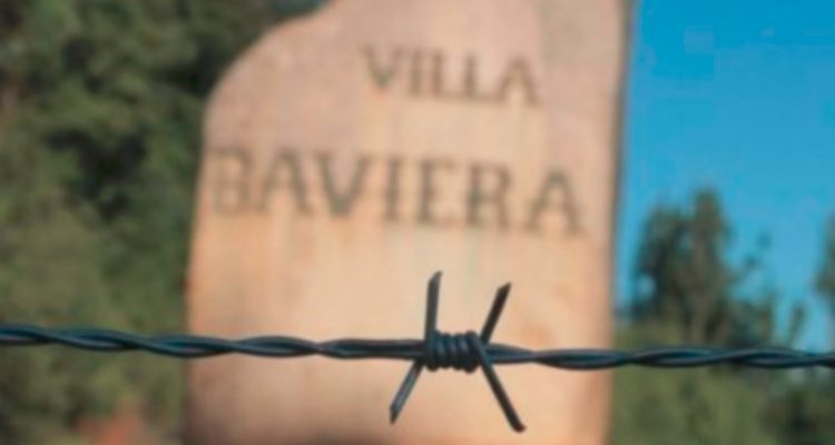 Roca con nombre de Villa Baviera, ex Colonia Dignidad.