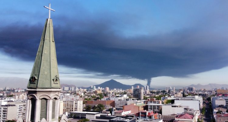 Suspenden clases en colegios municipales de Quilicura y Conchalí ante gigantesco incendio