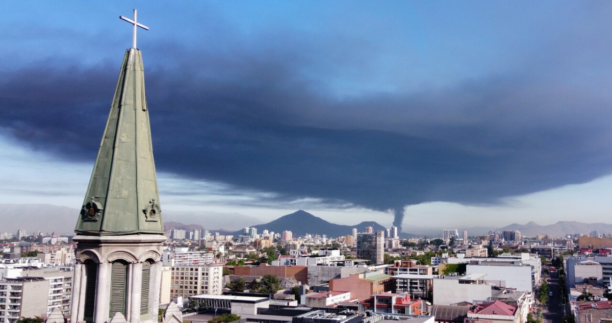 Suspenden clases en colegios municipales de Quilicura y Conchalí ante gigantesco incendio