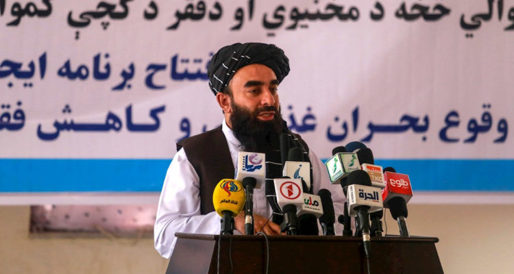 Primer ministro talibán asegura que las mujeres podrán trabajar y estudiar