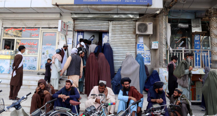 Talibanes prohíben el uso de dinero extranjero en Afganistán moneda local está en su valor más bajo