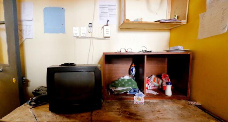 Televisor sobre mesa