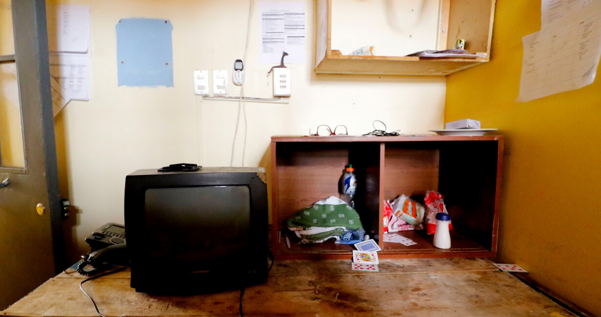 Televisor sobre mesa