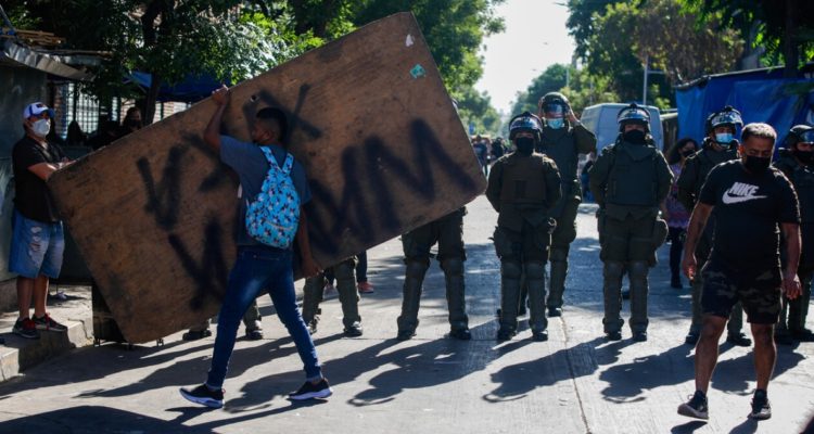 Tensión en barrio Meiggs luego que municipio de Santiago y Carabineros retirara toldos de ambulantes