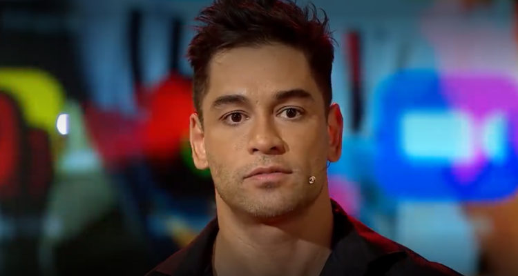 El bailarín aparece con rostro serio durante el programa “Pecados Digitales”.