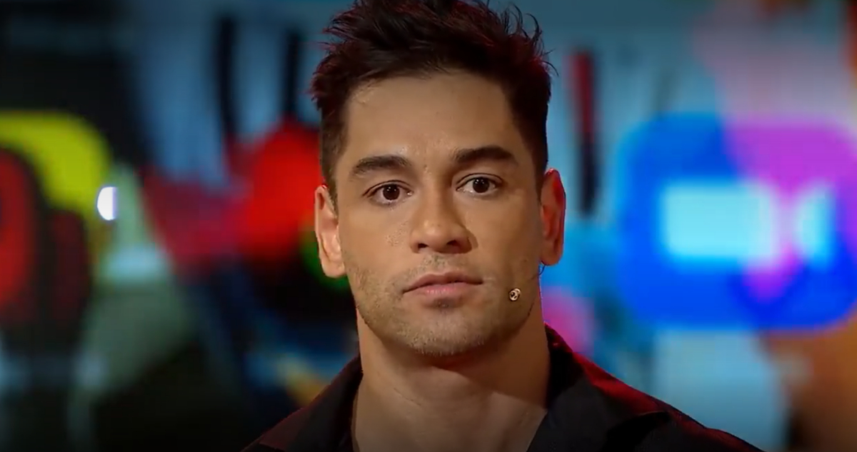 El bailarín aparece con rostro serio durante el programa “Pecados Digitales”.