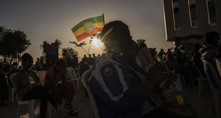 Etíopes a un año del inicio de la crisis del Tigré.