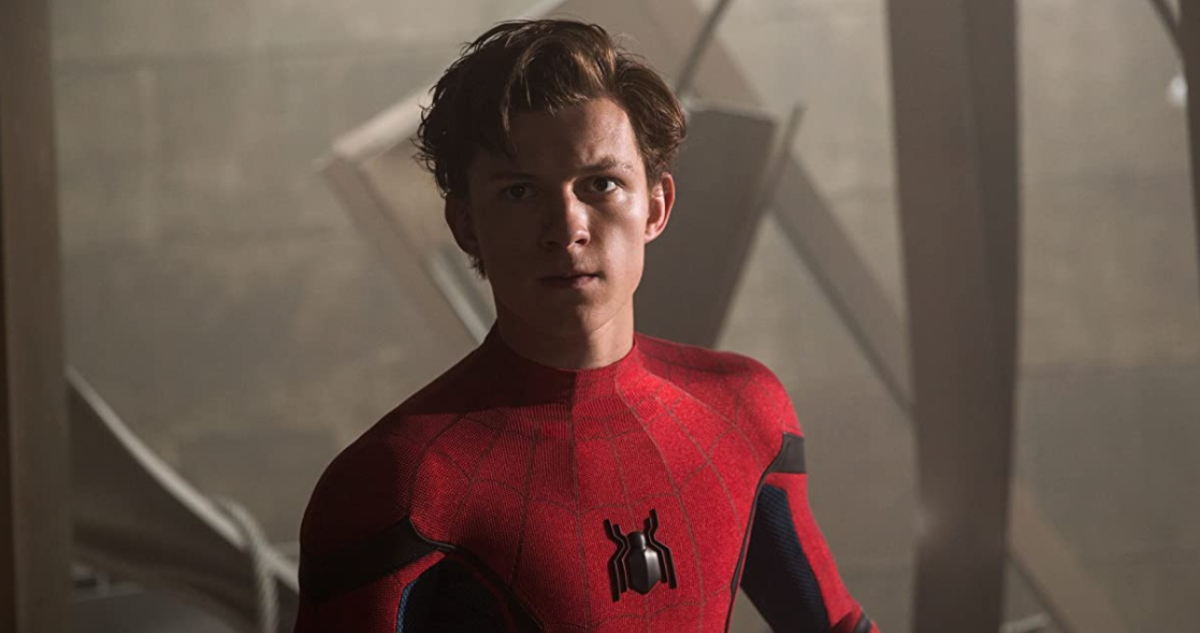 Tom Holland utilizando el traje de Spider-Man