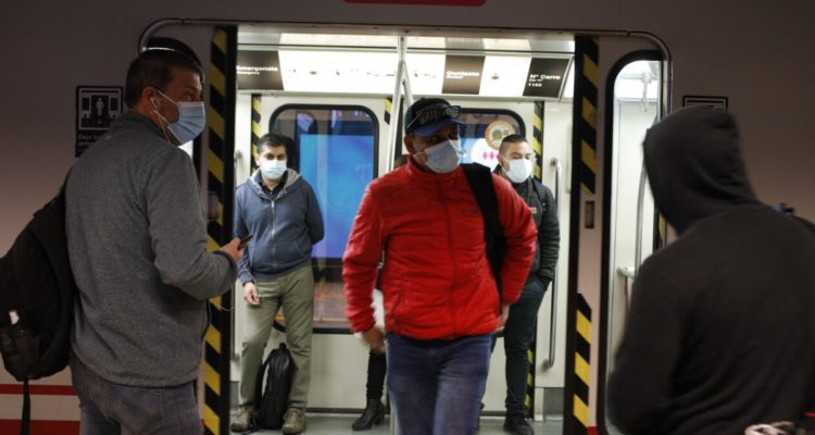 Personas en el Metro de Santiago