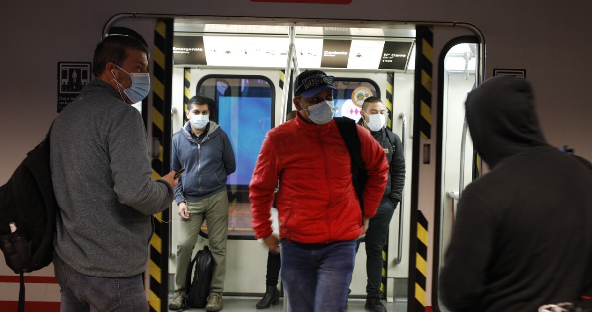 Personas en el Metro de Santiago