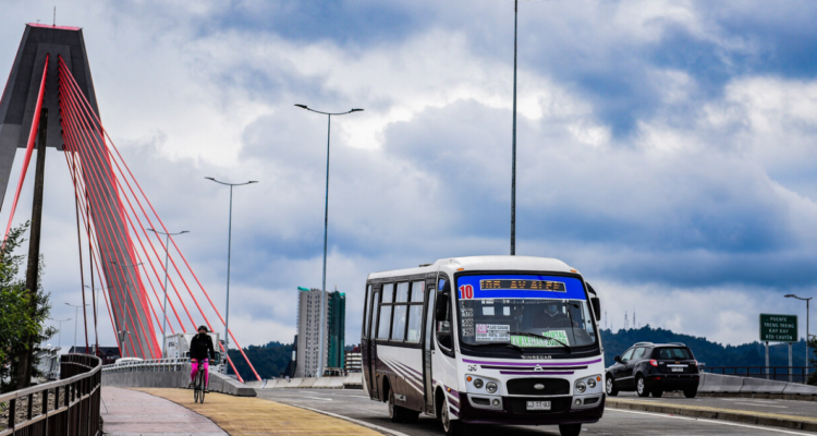 Bus pasando un puente.