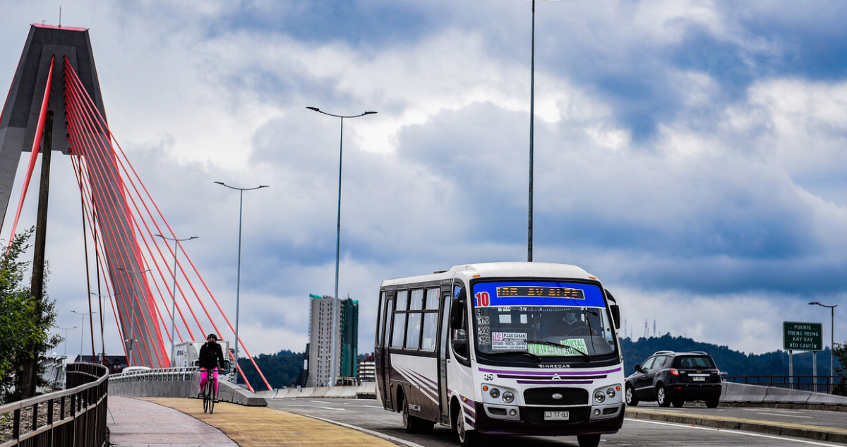 Bus pasando un puente.