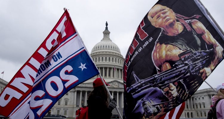 Estandartes trumpistas en el asalto al Capitolio de los EEUU.