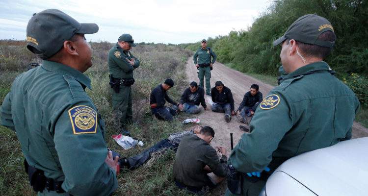 Trump reclutó a alguaciles para arrestar a migrantes indocumentados, reportan medios locales