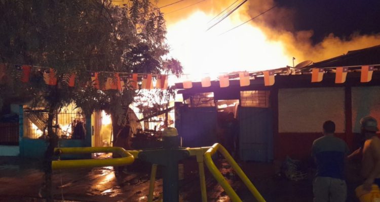 Un muerto dejó incendio que afectó a 7 casas en La Florida: vecinos acusan que fue intencional