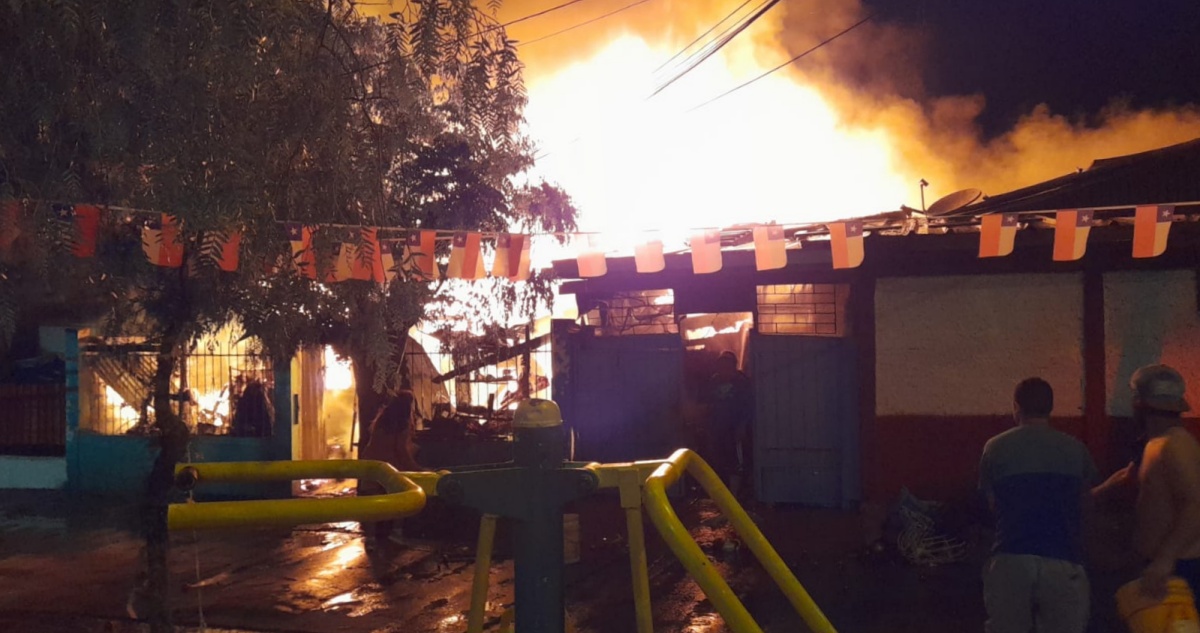 Un muerto dejó incendio que afectó a 7 casas en La Florida: vecinos acusan que fue intencional