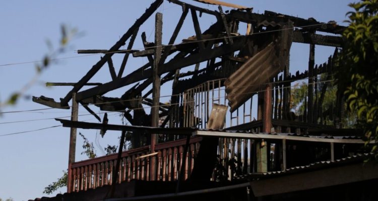 Una vela habría generado trágico incendio en Cerro Navia: rejas habrían impedido escape de víctimas