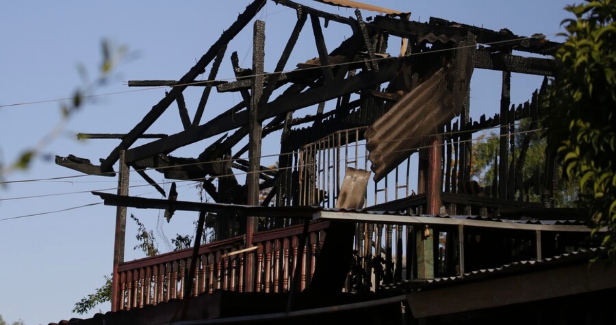 Una vela habría generado trágico incendio en Cerro Navia: rejas habrían impedido escape de víctimas