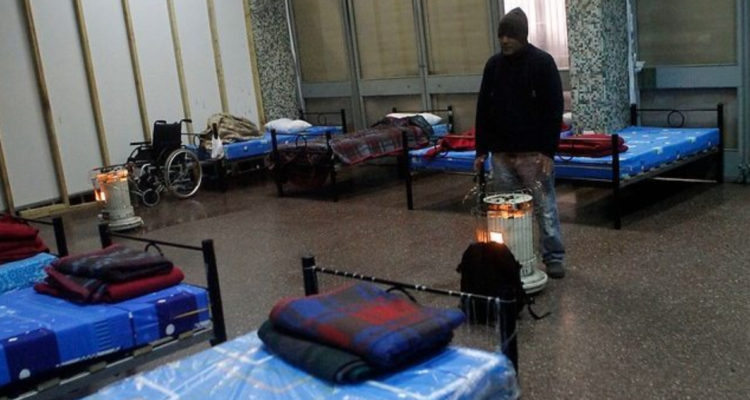 Valdivia denuncian que albergue echó a hombre con discapacidad y lo dejó en la calle