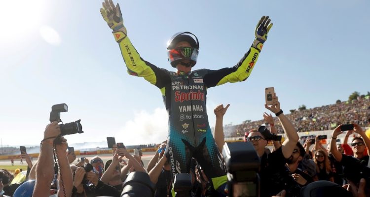 Valentino Rossi despidiéndose del MotoGP.