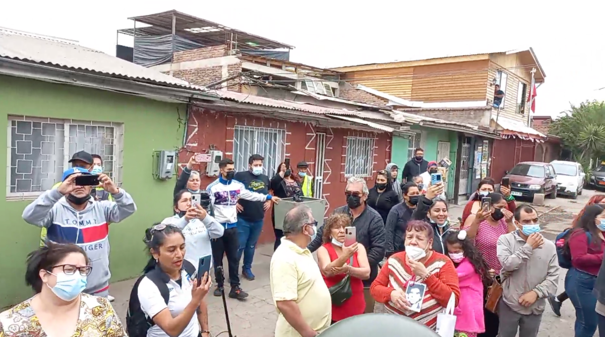 Vecinos de Lo Espejo rechazan visita de José Antonio Kast: se enfrentan con sus adherentes