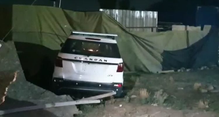 Vehículo ingresa a casa en cerro Navia