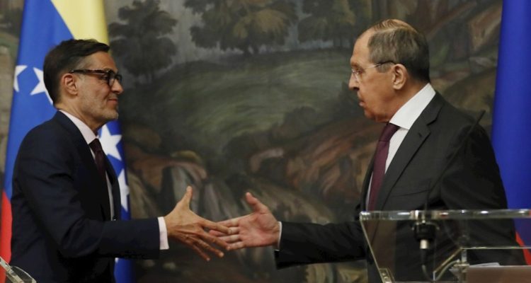 Cancilleres de Rusia y Venezuela se dan la mano.