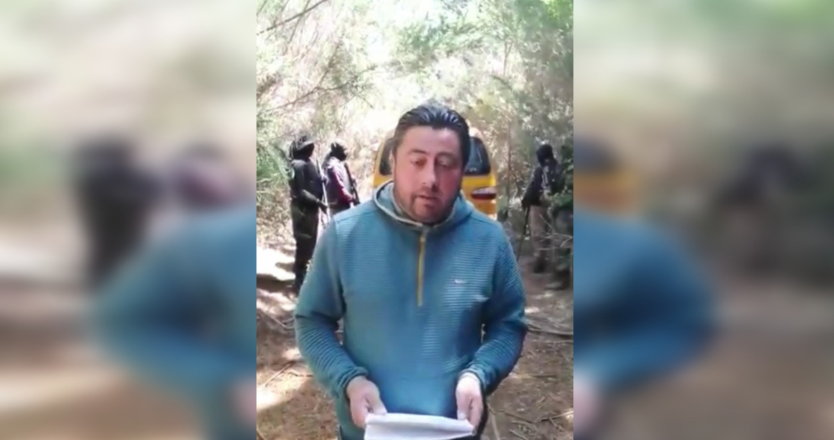 Hombre sosteniendo papel.