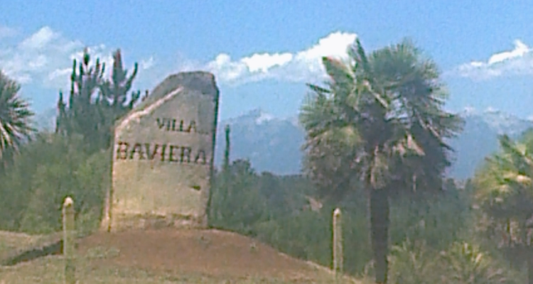Hito de acceso a Villa Baviera.