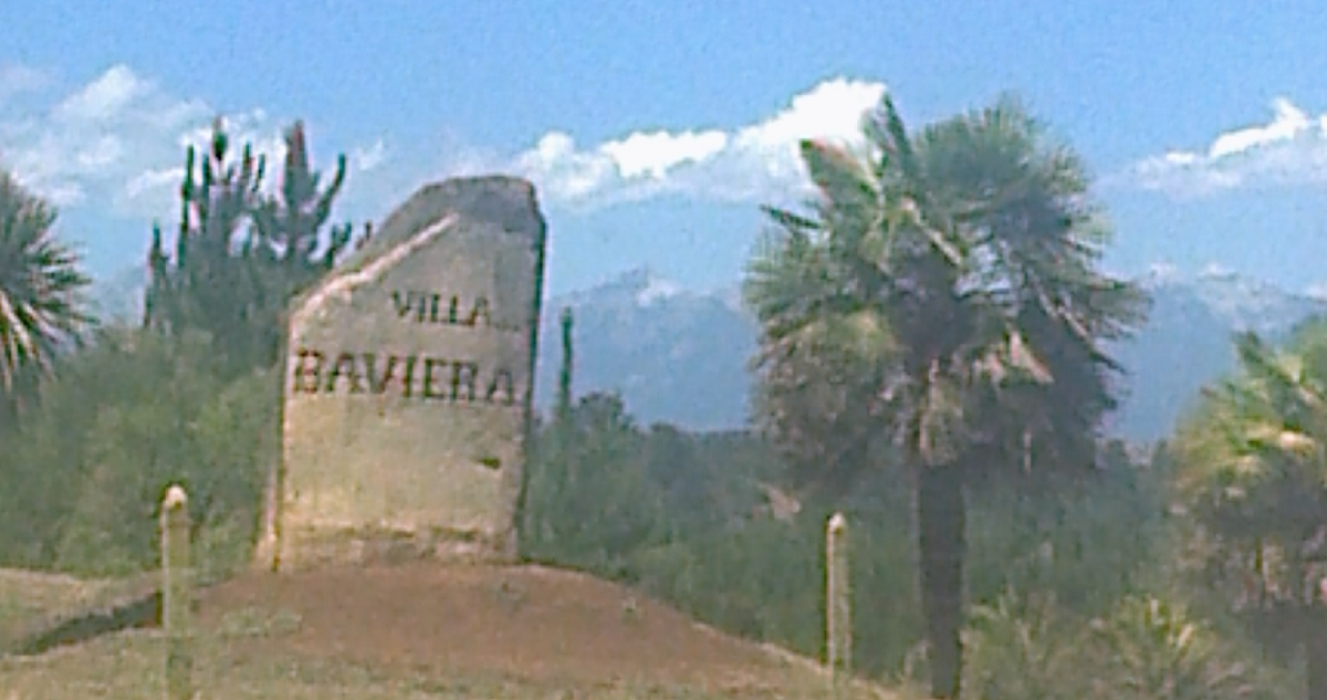 Hito de acceso a Villa Baviera.