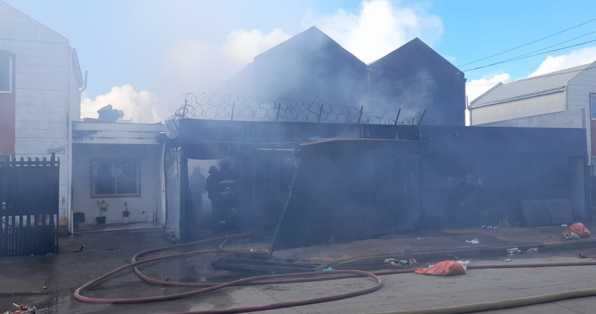 Vivienda siendo afectada por incendio