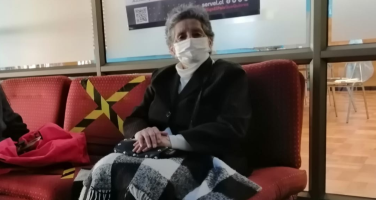 Mujer de 80 años se ofrece como vocal de mesa.