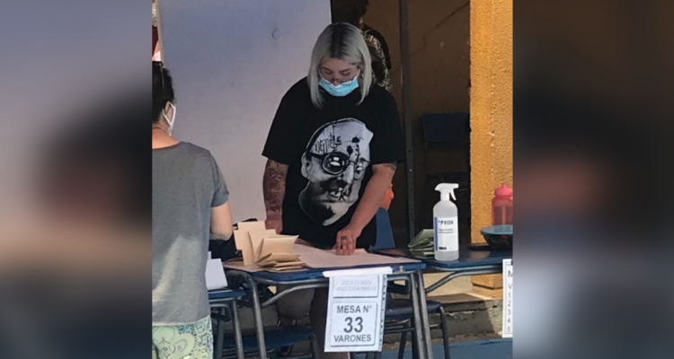 Vocal de mesa vistiendo polera de Jaime Guzmán baleado