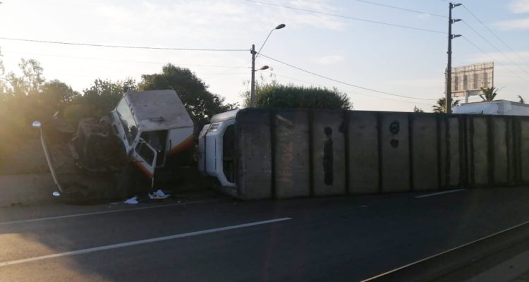 Volcamiento de camión bloquea todo el tránsito de la Ruta 5 hacia Santiago a la altura de Buin