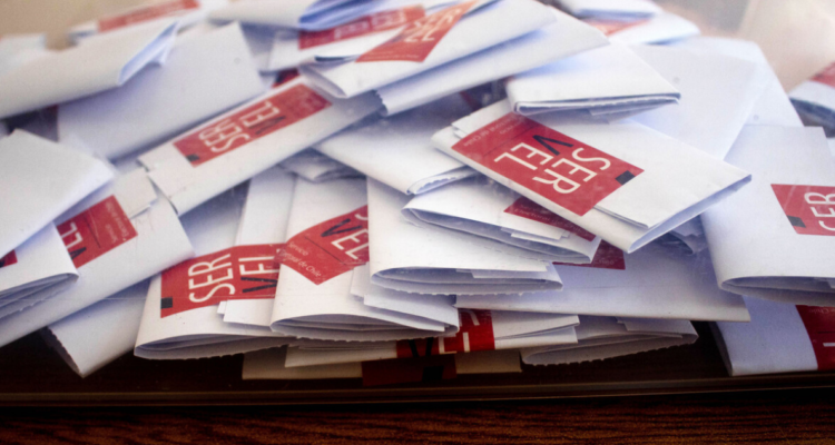 Votos dentro de urna.