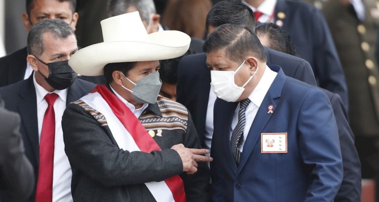 El presidente de Perú, Pedro Castillo, junto al ahora exministro de Defensa, Walter Ayala.