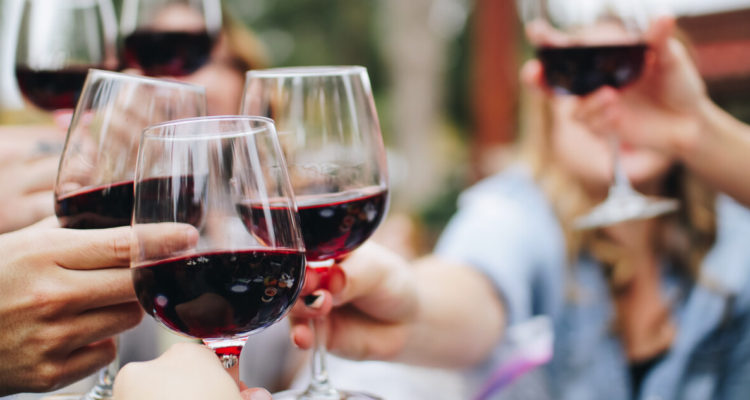 “Solo hay dos antibióticos con los que puede beber alcohol”: la frase que debes corroborar