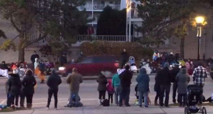 Automóvil irrumpe en desfile navideño en EEUU