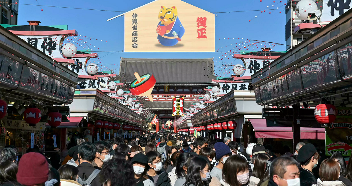 Decoraciones del Nuevo año en el barrio del templo Sensoji en Tokio, Japón.