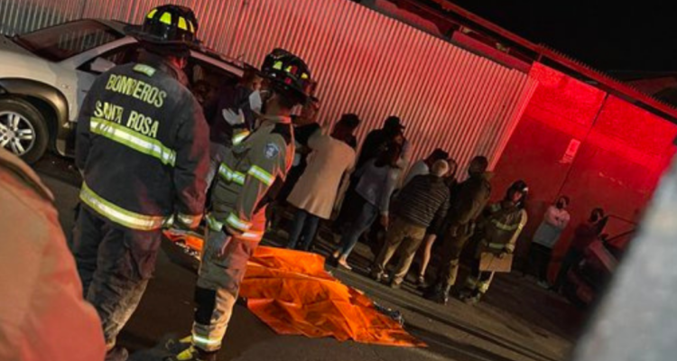 Imagen de accidente de tránsito en Alto Hospicio que muestra a bomberos en primer plano.